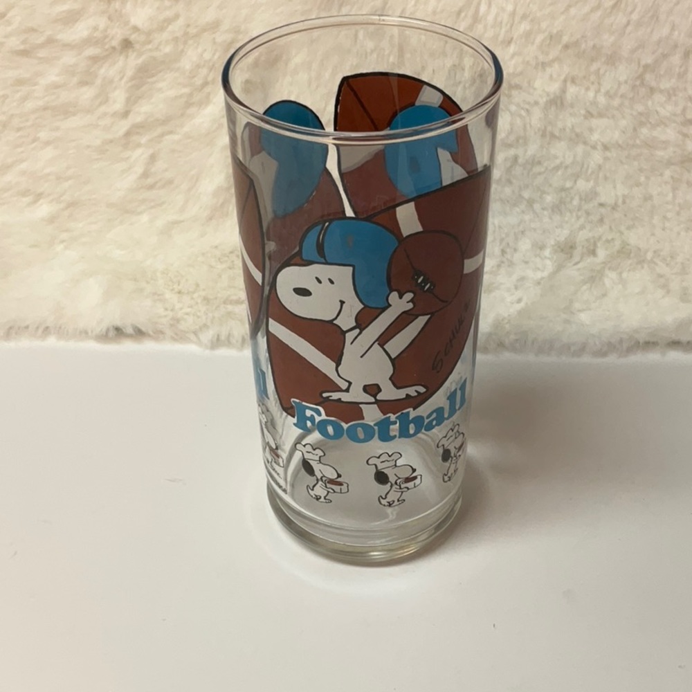 vtg PEANUTS Tall Drinking Glass Snoopy (Peanuts) with Football 1958 - Picture 2 of 5